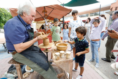 Feria de Artesanía en la Fiesta de la Vendimia en Serrada. J.M. LOSTAU