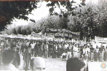 Manifestación vecinal en 1976. En una de las pancartas se puede leer: 'Cerámica de Vadillos no'. ARCHIVO MUNICIPAL