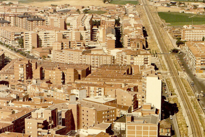 Vista aérea de la zona de Los Vadillos y sus alrededores, con el límite de la vía a un lado y el cauce de la Esgueva, en diagonal ascendente, al otro. Año 1984. ARCHIVO MUNICIPAL