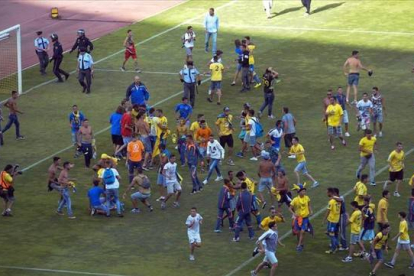 Los seguidores de Las Palmas saltaron al césped antes del empate del Córdoba.-Foto: LFP