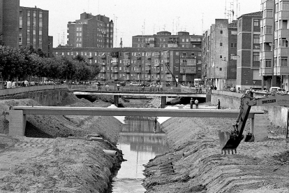 Obras del Paseo del Cauce, que urbanizaron y pusieron en valor los alrededores de la Esgueva. Junio de 1990. J. M. LOSTAU