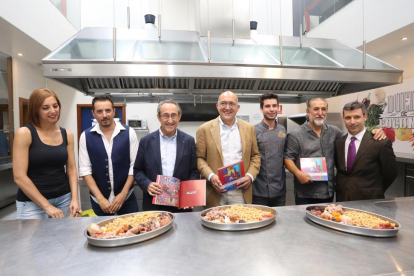 Paco Díez presenta el libro 'Aroma de pimientos asados', junto al guitarrista Raúl Olivar, y el presidente de la Diputación de Valladolid, Jesús Julio Carnero.-ICAL