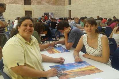 Las ganadoras del certamen Cristina López y Rocío Escribano, justo después de terminar el puzle.-E. M.