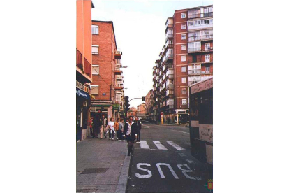 Calle de Casasola vista desde la Plaza de los Vadillos. Al fondo, túnel de los Vadillos. Año 2000. ARCHIVO MUNICIPAL