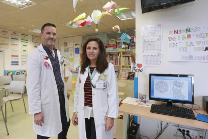 Susana Izquierdo y Jesús Hernández son los profesores del aula hospitalaria del HUBU .-RAÚL G. OCHOA