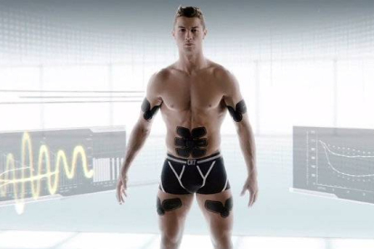 Ronaldo, protagonista de un vídeo que muestra el aparato que fortalece el cuerpo a través de descargas eléctricas.-Foto: YOUTUBE/ MTG_CR