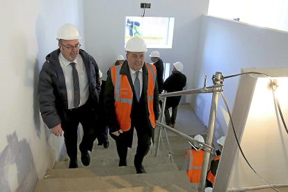 Fernando Rey y José Manuel Barrio, ayer, durante la visita a las obras del nuevo instituto de Arroyo.-ICAL