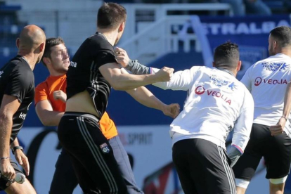 Un ultra del Bastia intenta agredir a jugadores del Lyon.-AFP / PASCAL POCHARD-CASABIANCA