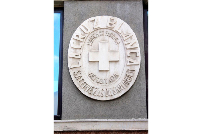 Escudo de la marca de cerveza 'Cruz Blanca' que permanece expuesto en una de las fachadas del edificio de Tráfico, en la calle Renedo. E. M.