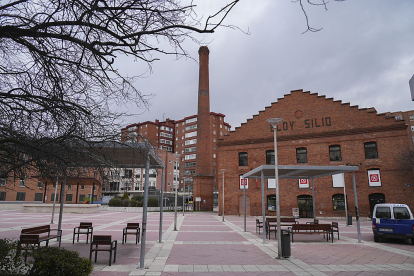 Plaza de la Danza en la actualidad, el resultado de la readaptación como espacio público de la antigua fábrica de cerámica 'Eloy Silió' y su entorno. J.M. LOSTAU