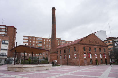 Plaza de la Danza en la actualidad, el resultado de la readaptación como espacio público de la antigua fábrica de cerámica 'Eloy Silió' y su entorno. J.M. LOSTAU