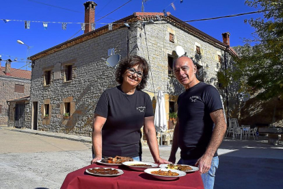 Beatriz Ruiz y Víctor Ludeña, en el exterior de La Cantinilla, con platos y raciones que elaboran en su establecimiento.-ARGICOMUNICACIÓN