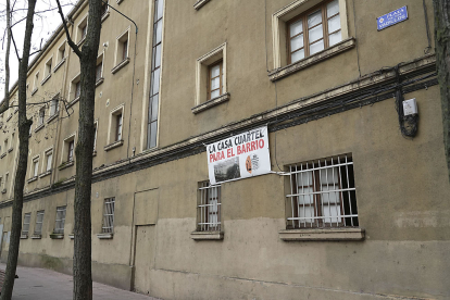 Antigua casa cuartel de la Guardia Civil en la actualidad, en la Plaza de los Vadillos. Se ve un cartel reivindicativo para la recuperación del edificio. J.M. LOSTAU