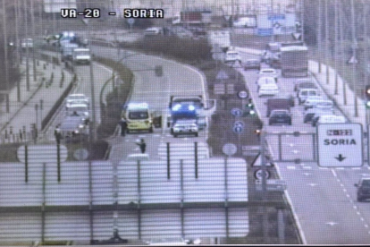 Imágen de las cámaras de tráfico de la avenida de Soria tras la colisión entre un camión y un turismo. - POLICÍA MUNICIPAL- Europa Press