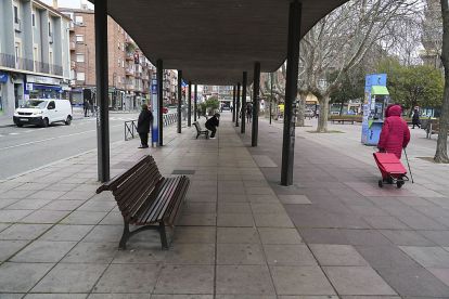 Bancos y zonas a cubierto en la Plaza de los Vadillos. J.M. LOSTAU