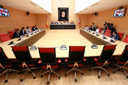 Reunión de la Diputación Permanente de las Cortes para decidir sobre la petición de convocatira por parte de PSOE, Podemos, Ciudadanos y Mixto, de una Comisión de Fomento y Medio Ambiente, en sesión extraordinaria, para que el consejero analice la campaña-ICAL