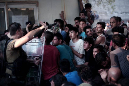 Vídeo de los enfrentamientos entre refugiados y policías en la isla griega de Lesbos.-EFE