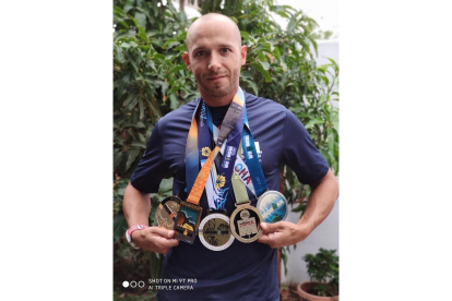 José Antonio Arranz posa con su colección de medallas de ‘finisher’ en el Ironman de Hawaii.-E.M.