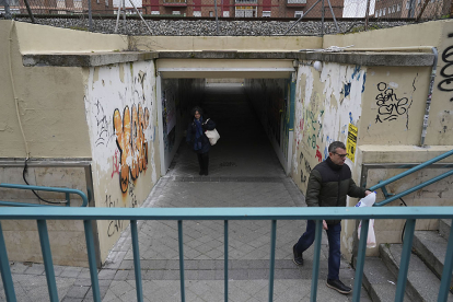 Túnel que une la calle de la Vía con la calle de la Salud en el barrio Vadillos.- J.M. LOSTAU
