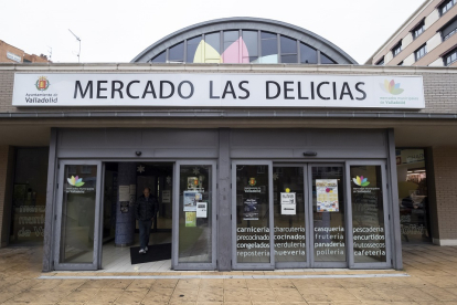 Entrada al mercado de las Delicias, uno de los que más puestos vacíos tiene. PABLO REQUEJO