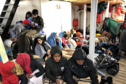 Inmigrantes y refugiados rescatados por Proactiva Open Arms la noche del 25 de diciembre.-PROACTIVA OPEN ARMS