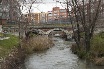 Puente que separa los barrios de Vadillos, Pilarica y Pajarillos, el mismo que se veía en la primera foto de los años 10.- J.M. LOSTAU