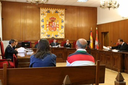 Juicio a dos acusados, uno de ellos una empleada de la Comisión Nacional del Mercado de Valores (CNMV), por presunto delito de estafa o de apropiación indebida en Segovia-Ical