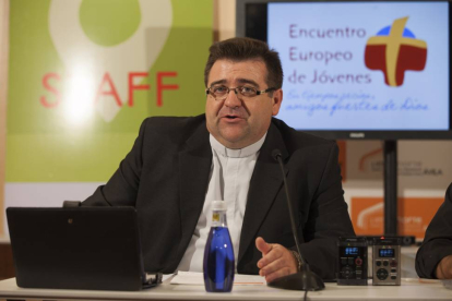 El director del Encuentro Europeo de Jóvenes, Raúl Tinajero, ofrece una rueda de prensa con motivo de la llegada de los participantes a Ávila.-ICAL