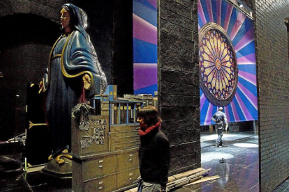 En la imagen superior, la enorme Virgen del Convento de 350 kilos y cinco metros de altura.-J.M. Lostau