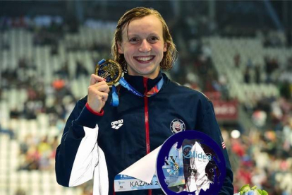 Katie Ledecky tras lograr su quinto oro en los mundiales de Kazán.-Foto: AFP