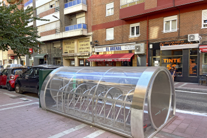 El aparcabicis situado en la calle Monjas, uno de los menos utilizados en  agosto. J.M. LOSTAU