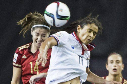 Vicky Losada (izquierda) y Raquel Rodríguez, en un momento del debut de España y Costa Rica en el Mundial de fútbol femenino, en Montreal.-Foto: AP / GRAHAM HUGHES