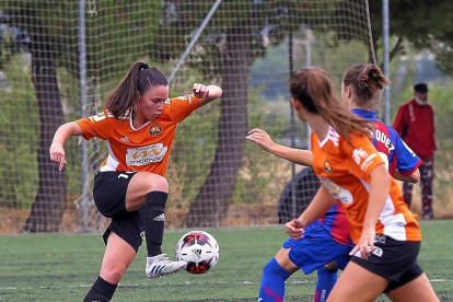 Marta Charle controla el balón e intenta regatear a la jugadora del Eibar.-MIGUEL ÁNGEL SANTOS