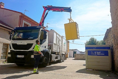 Un camión de la basura recoge los residuos del contenedor amarillo.-E.M.