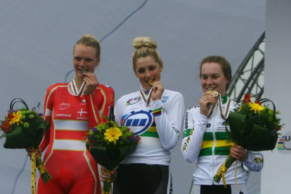 Las tres primeras clasificadas en la prueba de contrarreloj junior femenino Macey Stewart (oro), Pernille Mathiesen (plata), y Anna Leeza Hull (bronce), en el pódium delMundial de CIclismo de Ponferrada-Ical