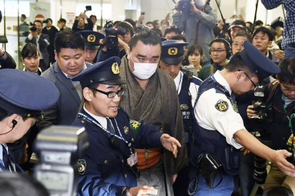 Yokozuna Harumafuji, escoltado por la policía japonesa.-/ KYODO (REUTERS)