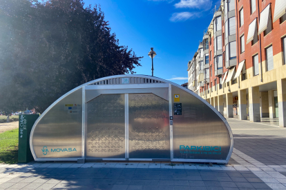 Parkibici de la calle Recondo, próximo a la estación de trenes de Valladolid. J.M. LOSTAU