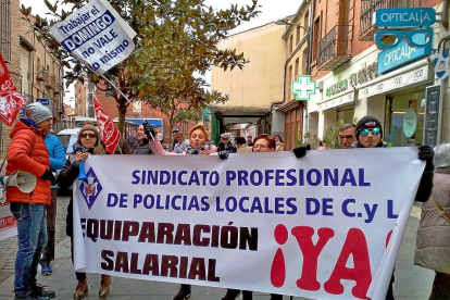 Policías municipales de Medina del Campo sostienen una pancarta en una de sus últimas concentraciones.-EL MUNDO