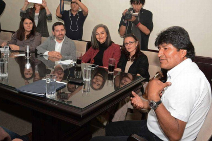 Evo Morales reunido con observadores electorales.-Foto: EFE