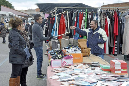 Un grupo de comerciantes instala sus puestos en el mercadillo de Medina del Campo-Santiago G. Del Campo