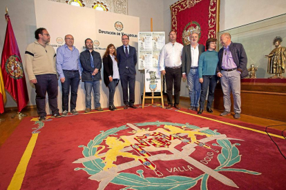 Productores de espárrago, portavoces de los grupos de la Diputación y el alcalde de Tudela ayer, en la presentación.-EL MUNDO