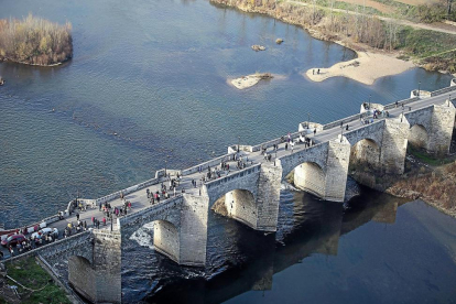 Vista aérea del Puente de Cabezón, durante una de las concentraciones vecinales que pidieron la construcción de un nuevo paso sobre el Pisuerga.-PABLO REQUEJO