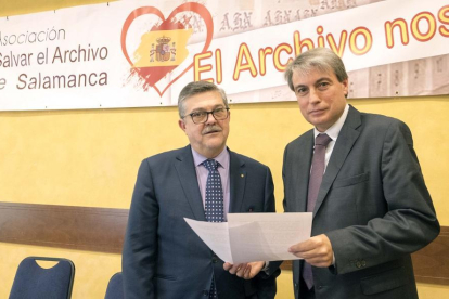 El presidente de la Asociación Salvar el Archivo de Salamanca, Policarpo Sánchez, junto al abogado, Enrique de Santiago.-ICAL