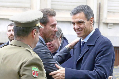 Óscar Puente saluda a Pedro Sánchez a su llegada la cumbre de Valladolid.-ICAL