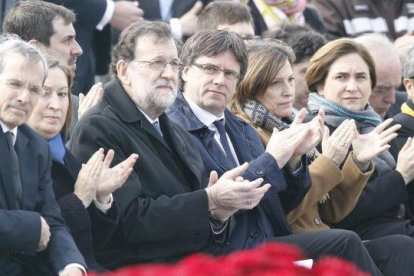 Mariano Rajoy y Carles Puigdemont, entre otras autoridades, en el acto de reconocimiento a las víctimas del accidente de GermanWings.-FERRAN NADEU