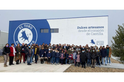 Casi medio centenar de niños de Empresa Familiar visita la fábrica de polvorones El Toro en Tordesillas (Valladolid).- ICAL