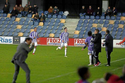 Miguel corre a celebrar al banquillo el gol del empate, ayer en Pasarón.-JAVIER CERVERA-MERCADILLO