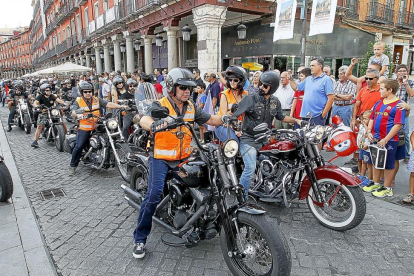 Concentración de motos Harley Davidson ayer en la Plaza Mayor.-J. M. LOSTAU