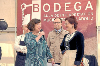 La alcaldesa de Mucientes recibe a la 'aguedera mayor' 2015 ante el diputado de Turismo-Santiago G. del Campo