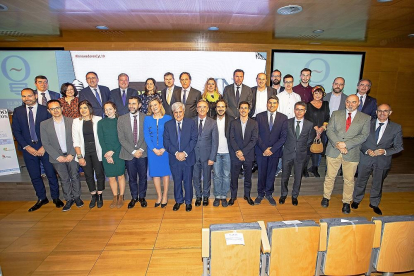 Foto de familia con todos los premiados de la gala del suplemento Innovadores 2019 de El Mundo de Castilla y León.-J. M. LOSTAU